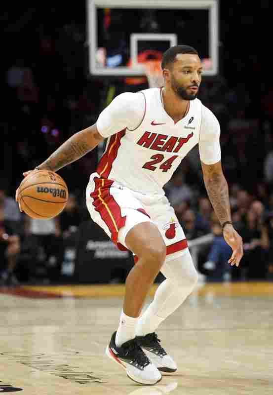 好在無大礙!鮑威爾腹股溝拉傷一瘸一拐回更衣室 現已回到替補席