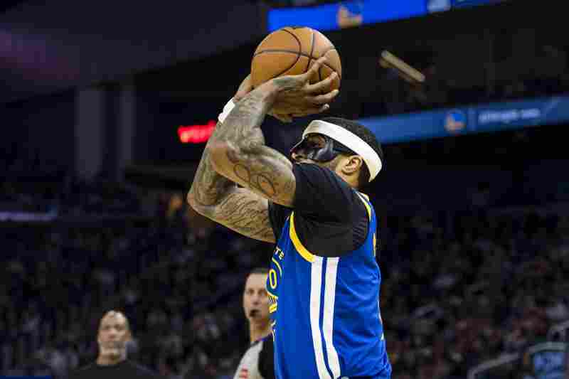 太拼了!小佩頓倒地拼搶有點受傷 回到更衣室接受治療了