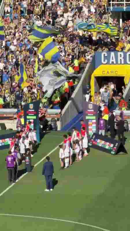 拉普拉塔大學生背身列隊歡迎聯賽冠軍羅薩里奧中央,抗議足協新規