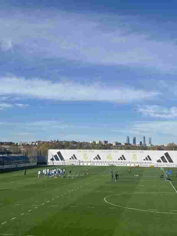 記者:赫伊森目前缺席皇馬訓(xùn)練,正在等待醫(yī)學(xué)檢查以評估其狀況