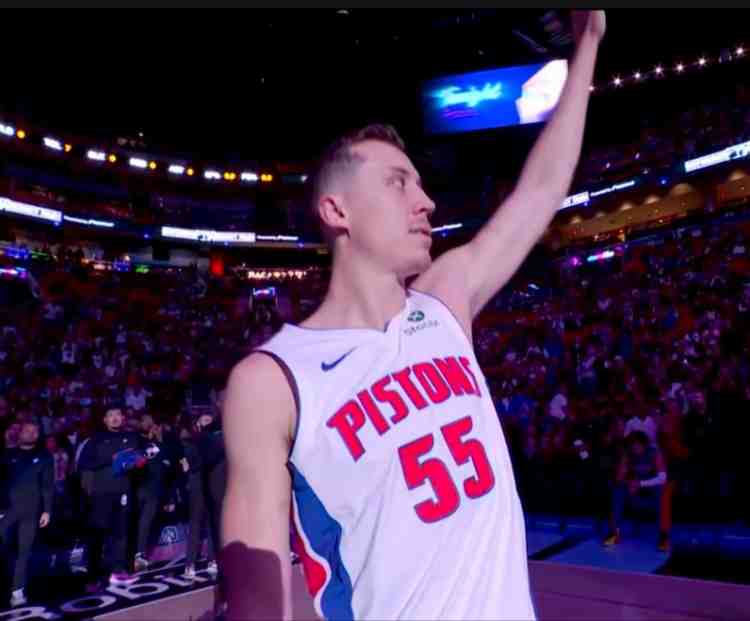 感動!鄧羅觀看完熱火給自己的致敬視頻后 向現(xiàn)場觀眾揮手致意