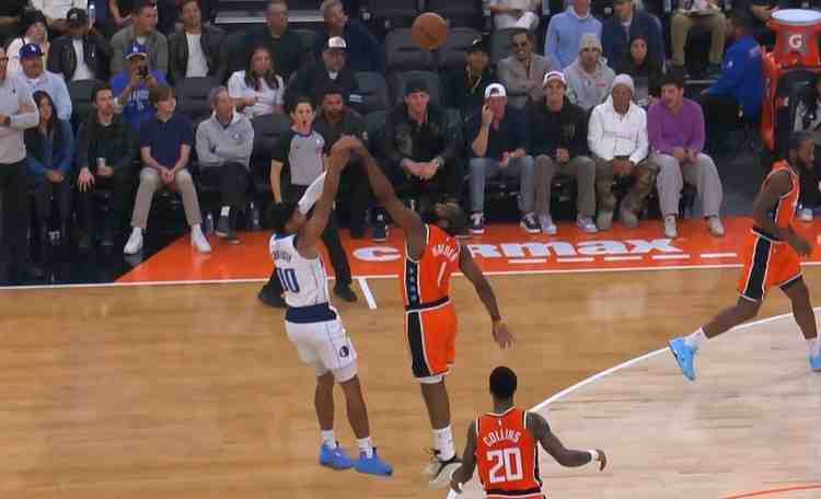 壓迫性十足!哈登單防馬克斯·克里斯蒂先下手破壞 隨后飛身大帽