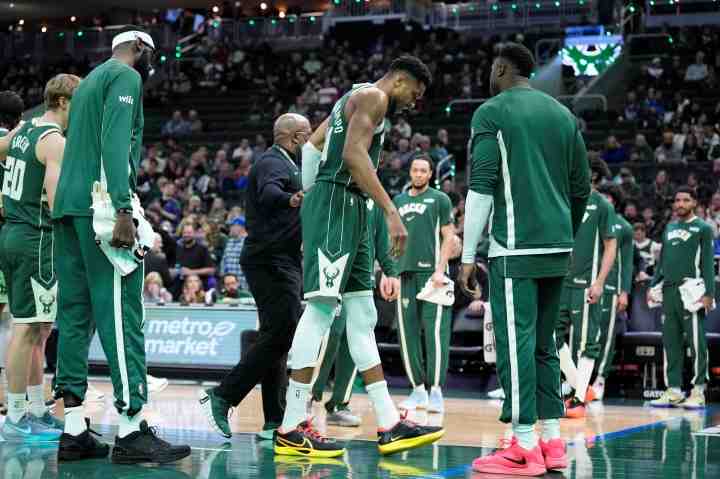 東部第10！字母哥開場3分鐘傷退 這會是他在雄鹿生涯最后一戰(zhàn)嗎？